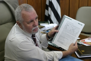 Bueno mostra o caderno de acusações contra Sandoli - Foto: Gabriel Oliveira